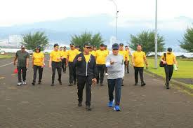 Dukung Program Indonesia ASRI, Ratusan Personel Polda Sulut kembali  Bersihkan Pinggiran Pantai Kawasan Megamas – Tribrata News Polda Sulawesi  Utara