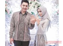 Helmi nursifah mengenakan atasan brokat dengan payet dan kerudung senada berwarna pink pastel. Inspirasi Model Kebaya Couple Tunangan 2020 Dan Acara Lainnya Fashionsista Co Model Model Fashion Terbaru 2021