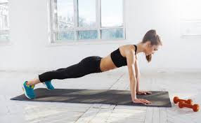 Este ejercicio se hace parándose con los pies a la altura de los hombros y agachándose. Ponte En Forma Desde Casa Los Mejores Ejercicios Para Perder Peso