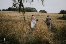 Traumhaftes Paarshooting Im Kornfeld Des Gut Diepensiepen In Ratingen In 2020 Hochzeit Hochzeit Feiern Trauung