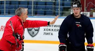 Играл в хоккей на любительском уровне в небольшом канадском городке хоксбери в провинции онтарио, а также в свободное от работы время тренировал вратарей местной юношеской. Hartli O Shumakove Mne Nravyatsya Muzhchiny S Harakterom