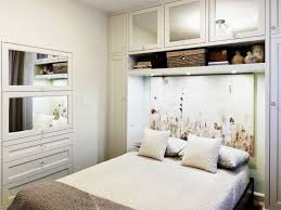 Tips dekorasi bilik tidur kecil kelihatan luas giler deco from i0.wp.com. Reka Bentuk Bilik Tidur Sempit 83 Foto Saiz Dalaman Bilik Tidur 2x4 Reka Bentuk Dan Susunan Di Khrushchev