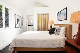 جميع درجات اللون الأبيض في دهان حوائط غرف النوم Bedroom Interior Modern Cottage Small Space Living