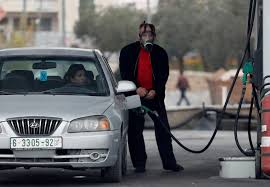 اقدمت الحكومة المصرية اليوم، على رفع اسعار الغاز الطبيعي والمنتجات البترولية من بنزين وسولار، وعقد الدكتور شريف اسماعيل رئيس مجلس الوزراء مؤتمرا صحفيا للاعلان عن الزيادة في شرائج. Ù…ÙØ§Ø±Ù‚Ø§Øª Ù‚Ø§Ø¦Ù…Ø© Ø£Ø³Ø¹Ø§Ø± Ø§Ù„Ø¨Ù†Ø²ÙŠÙ† ÙÙŠ Ø§Ù„Ø¯ÙˆÙ„ Ø§Ù„Ø¹Ø±Ø¨ÙŠØ© ÙÙ‡Ù…Ù†Ø§ Ø£Ù† Ø§Ù„ÙÙ„Ø³Ø·ÙŠÙ†ÙŠÙŠÙ† Ù‡Ù… Ø§Ù„Ø£Ø¹Ù„Ù‰ Ù„ÙƒÙ† Ù„Ù…Ø§Ø°Ø§ Ø§Ù„Ù„ÙŠØ¨ÙŠÙˆÙ† Ù‡Ù… Ø§Ù„Ø£Ù‚Ù„