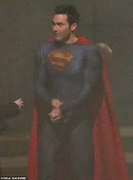 Tyler hoechlin is hard at work on the his new cw series superman & lois! Tyler Hoechlin Dons His Cape During A Smoky Night Shoot For The Upcoming Cw Series Superman And Lois Daily Mail Online