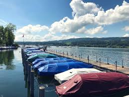 The lake is perfect for inlineskating or cycling around. Greifensee See Schweizersee Ch