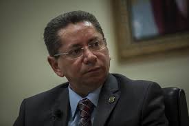 Los trapos sucios del fiscal que se va