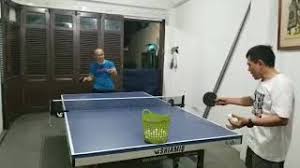 Adalah cara melaksanakan pukulan di dekat garis meja dengan gerak pukul memotong ke bawah serta ke depan untuk menghadapi bola perputaran hasil pukulan pertahanan lawan dan servis bola. Permainan Tenis Meja Pukulan Service
