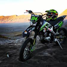 Motor berikut ini merupakan kawasaki klx150, tampangnya sangar dengan style supermoto menjadi acuan modifikasinya. Biaya Modifikasi Klx Supermoto