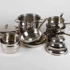 The handles are thick, covered in silicone and positioned higher than normal pans. Belgique Cookware Ebth