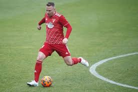 Türk spikerler ve yorumcular tarafından 1500 farklı sekilde telaffuz edilebilecek potansiyelde bir isim soyada sahip futbolcu. Dvsc Sportmenu