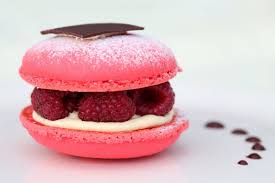 Macarons Framboises Et Chocolat Blanc En 2020 Macaron Framboise Recette Macaron Chocolat Macaron Chocolat Blanc