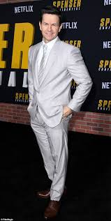 Seite von schauspieler michael york auf der homepage von wolfgang adelhardt. Mark Wahlberg Is Dapper In Dove Gray Suit At La Premiere For His New Film Spenser Confidential Daily Mail Online