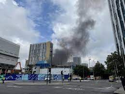 A huge fire has broken out at elephant and castle station in south london which sent an enormous fireball and smoke plume hundreds of metres into the air. Dh7sssaytfosdm