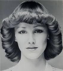 Many 70s hairstyles used to include hairbands. Bh95 1 1970s Hairstyles Vintage Hairstyles 70s Hair