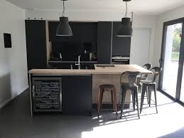 En utilisant nos panneaux muraux de cuisine, fonctionnels et élégants, qui protègent les murs contre les éclaboussures, les taches, l'eau et la chaleur. Cuisine Contemporaine En Laque Mate Noire Bois Mur D Armoires Et Ilot Dinatoire Industrial Kitchen Toulouse By Cuisine Interieur Design