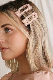 This is how to style the most basic hairstyle using a claw clip to ensure your hair doesn't fall within the hour. How To Pull Off The 90s Hair Clip Trend With Short Hair Society19