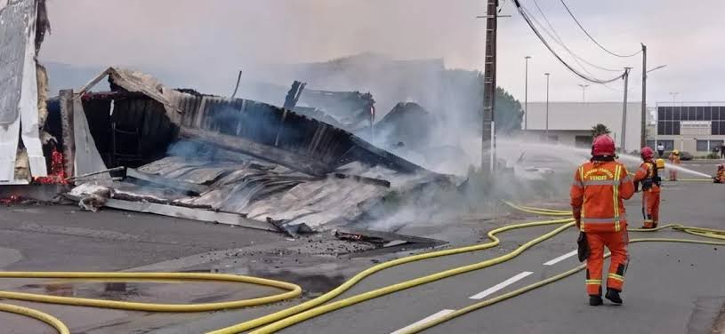 Le magasin Noz détruit par les flammes aux Sables-d'Olonne - Nantes.maville.com