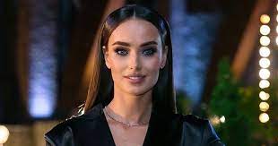 Ксения мишина стала героиней шоу холостячка 2020. Aktrisa Kseniya Mishina Prodemonstrirovala Na Premere Shou Holostyachka Effektnyj Obraz V Elegantnom Plate Maksi Easy Reader