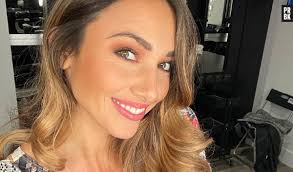 Sensualité à létat pur : Delphine Wespiser pose topless, les internautes  senflamment