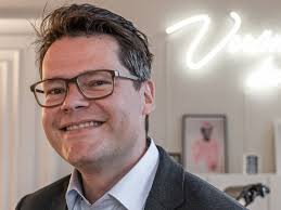 Das öffentliche gesicht neben kurz ist gernot blümel, er ist die klassische nummer zwei, der stellvertreter, der nach innen mehrheiten verschafft und nach außen auftritt und den medialen spott auf sich nimmt, wenn die nummer eins keinen schaden nehmen soll. A Bisserl Einen Schmah Muss Man Schon Haben Wiener Bildungsstadtrat Im Zackzack Interview Zackzack At
