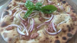Nel frattempo facciamo scolare il tonno dal suo olio di conservazione. Focaccia Con Salsiccia E Cipolla Rossa Di Tropea Silvio Cicchi