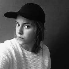 Alena Mayer (@alenibee)