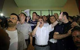 Şu anki adana hükümet konağı binasının çevresinin kale gibi duvarlarının olmasının ve polis sayısının bin kişi kadar olmasının yegane sebebi bu beyefendidir. Xf4oza89wfycwm