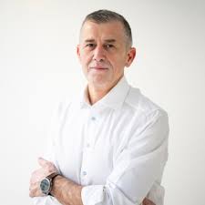 Kliti Hoti – Populli ynë po paguan më shumë se çdo qytetar europian për rrugë që nuk arrijnë dot standardet minimale të ndërtimit.
