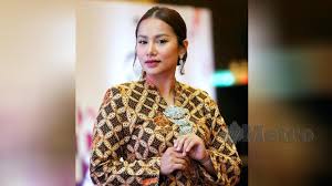 Elly atau lebih mesra dengan panggilan kak lina pom pom berkata majlis yang akan diadakan dalam masa terdekat itu sebagai. Teman Lelaki Elly Mazlein 10 Tahun Lebih Muda