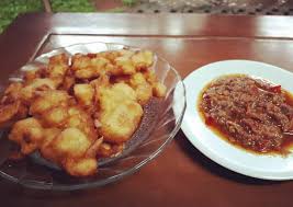 Pisang goreng ('fried banana' in indonesian/malay) is a fritter made by deep frying battered plantain in hot oil. Pisang Goreng Sambal Dabu Dabu Budaya Indonesia