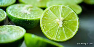 Belah jeruk nipis menjadi dua bagian. 9 Obat Herbal Untuk Batuk Yang Bahannya Mudah Didapatkan Di Sekitar Rumah