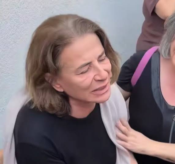 Imaginile durerii de la înmormântarea actriței Ece Irtem. Mama acesteia a  cedat de tristețe când și-a condus fiica pe ultimul drum - KANAL D2