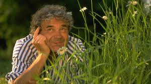 À l'époque, il revenait dans les colonnes de notre journal sur ses débuts, ses projets mais aussi son style. Pierre Perret Biographie Discographie Et Fiche Artiste Rfi Musique