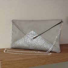 Ce rangement mural en toile de coton est constitué de 10 poches pour ranger vos affaires de bureaux, de toilettes et bien d'autres choses encore ! Pochette Mariage Enveloppe Suedine Gris Clair Paillettes Argentees Chainette Argentee Amovible Personnalisable Un Grand Marche