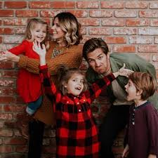 Résultat de recherche d'images pour "US happy family"