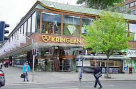 Gallerior kringlan den 27 mars 1965 slogs dörrarna till kringlan upp för första gången. Sodertalje By Jannebanan Mostphotos