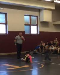 Little brother mistakes his sisters wrestling match for real fight - ABC  News