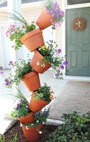 Display Flowers In This Interesting Topsy Turvy Flower Planter Giardino Fai Da Te Idee Idee Arredo Giardino Fai Da Te Oggetti Da Giardino