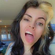 Amanda Sinks's Instagram, Twitter & Facebook