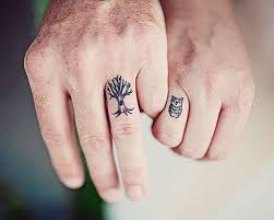 Amor Eterno 10 Pequenos Tatuajes Perfectos Para Ilustrar El Amor Entre Tu Y Tu Pareja Tatuajes Que Hacen Juego Tatuajes De Parejas Anillos Tatuajes De Boda