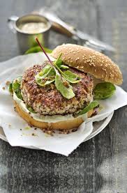 Burger De Veau Et Quinoa Pousses D Epinards Sauce Au Yaourt Recette Recettes De Cuisine Quinoa Photographie Culinaire
