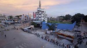 కర్ణాటక రాజధాని బెంగళూరులో లాక్‌డౌన్‌ పొడిగింపు ఆలోచన లేదని ముఖ్యమంత్రి బీఎస్‌ యడియూరప్ప స్పష్టం చేశారు. Karnataka Unlock Guidelines Restrictions Relaxed In 16 Districts Including Bengaluru From Today What Is Open Vs What Is Closed Check Full List Here Zee Business