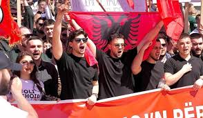 Adil Mustafa – SOT STUDENTËT PROTESTOJN PËR GJUHËN SHQIPE NË TIRANË.