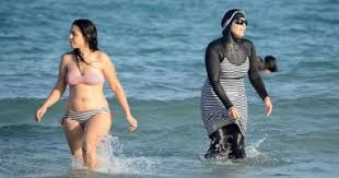 صور مضحكة لرجال على الشاطئ. Ø§Ù„Ø¨ÙˆØ±ÙƒÙŠÙ†Ù‰ ÙŠÙ‚Ù„Ø¨ Ø§Ù„Ø³ÙˆØ´ÙŠØ§Ù„ Ù…ÙŠØ¯ÙŠØ§ Ù…ÙØ§Ø¬Ø£Ø© Ù…ØµÙ…Ù…Ø© Ø§Ù„Ù…Ø§ÙŠÙˆÙ‡ Ø£Ø³ØªØ±Ø§Ù„ÙŠØ© Ø§Ù„Ø¬Ù†Ø³ÙŠØ© Ø¹Ø§Ù‡Ø¯Ø© ÙÙƒØ±Øª ÙÙ‰ Ù†Ø³Ø®Ø© Ø±Ø¬Ø§Ù„Ù‰ Ù„Ø¥Ø¹Ø§Ø¯Ø© Ø­Ø´Ù…Ø© Ø§Ù„Ø±Ø¬Ø§Ù„ ÙˆØ­Ù…Ø§ÙŠØ© Ø¹ÙŠÙˆÙ† Ø§Ù„Ù†Ø³Ø§Ø¡ ÙˆØªÙˆØ¶Ø­ Ø§Ù„ÙƒÙ„Ù…Ø© Ù…Ø´ØªÙ‚Ø© Ù…Ù† Ø¨Ø±Ù‚Ø¹ ÙˆØ¨ÙŠÙƒÙŠÙ†Ù‰ ÙˆØ¨Ø¹Ù†Ø§ 700 Ø£Ù„Ù Ù‚Ø·Ø¹Ø© Ø­ØªÙ‰ Ø§Ù„Ø¢Ù†