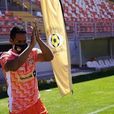 It features a special graphic on the body with other details. Fotos Cobreloa Presento Nueva Camiseta Que Rememora Historico Diseno De Finales De Los Anos 80 Alairelibre Cl