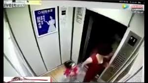 Même au sein d'un couple marié ou d'une relation parents. Un Homme Tente De Violer Une Femme Sous Les Yeux De Son Enfant Video