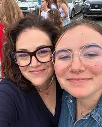 Karen Pingel's Instagram, Twitter & Facebook