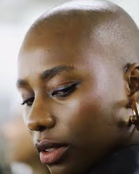 Na passarela da @spfw, a beleza criada por nós para o desfile da  @santaresistencia traduziu o poder e a poesia das mulheres-água 💫 Sob a  direção de beleza de @chloe_gaya e do