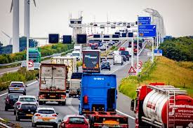 Minister van nieuwenhuizen van infrastructuur en waterstaat heeft besloten om de snelheid op de haringvlietbrug tot aan renovatie naar 50 km/h te verlagen en het verkeer op en rond de brug over 1 rijstrook te laten rijden. Vnypdtnoqcjufm